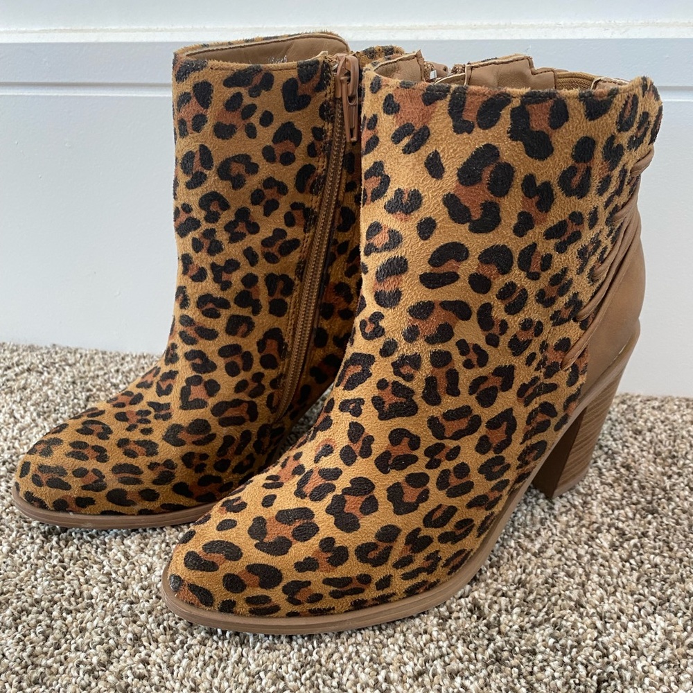 Womens leopard boot. Size 6. Brand new without tags